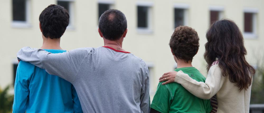 Eine syrische Familie sitzt vor einem Asylwohnheim der Zentralen Ausländerbehörde des Landes Brandenburg am 22.10.2012 in Eisenhüttenstadt (Brandenburg).