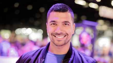 Julian Zietlow, Gründer und Chef von Rocka und BumBum, steht auf seinem Stand auf der Fitnessmesse Fibo.