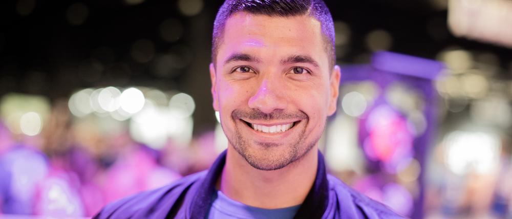 Julian Zietlow, Gründer und Chef von Rocka und BumBum, steht auf seinem Stand auf der Fitnessmesse Fibo.