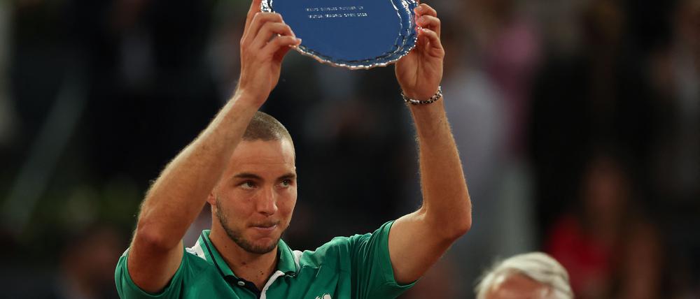 Kleiner Teller, großer Kampf. Im Finale von Madrid lieferte Jan-Lennard dem spanischen Favoriten Carlos Alcaraz einen großen Kampf.