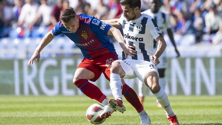 Aggressiv. Beim Super League-Spiel kämpft Taulant Xhaka (l) vom FC Basel mit Antonio Marchesano vom FC Zürich um den Ball. Nach einem Ausraster im Zidane-Stile sah Xhaka in dem Spiel die Rote Karte. 