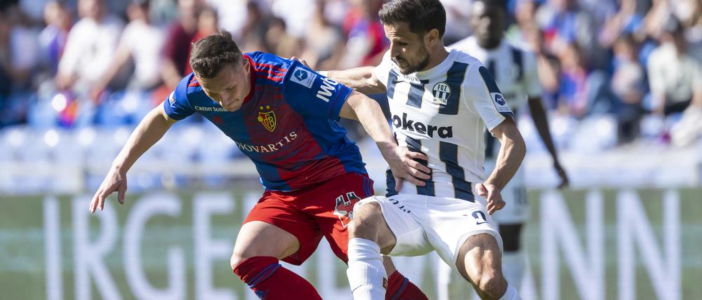 Aggressiv. Beim Super League-Spiel kämpft Taulant Xhaka (l) vom FC Basel mit Antonio Marchesano vom FC Zürich um den Ball. Nach einem Ausraster im Zidane-Stile sah Xhaka in dem Spiel die Rote Karte.