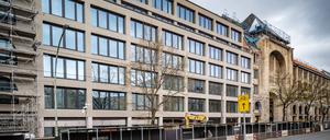 Während der Bauphase sind Teile der Historie des alten Stadtquartiers bequemerweise verschütt gegangen.