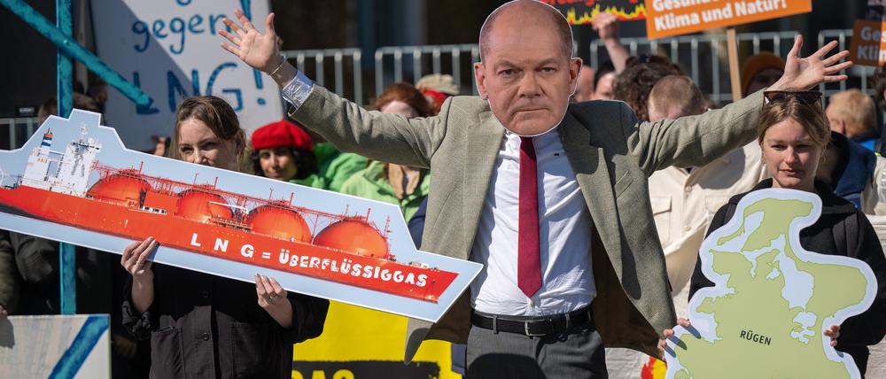 Vertreter von Greenpeace, Nabu, der Deutschen Umwelthilfe und der Klimaschutzbewegung Fridays for Future demonstrieren vor dem Bundeskanzleramt gegen geplanten Bau eines LNG-Terminals auf der Insel Rügen.