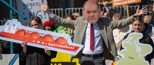  Vertreter von Greenpeace, Nabu, der Deutschen Umwelthilfe und der Klimaschutzbewegung Fridays for Future demonstrieren vor dem Bundeskanzleramt gegen geplanten Bau eines LNG-Terminals auf der Insel Rügen. 