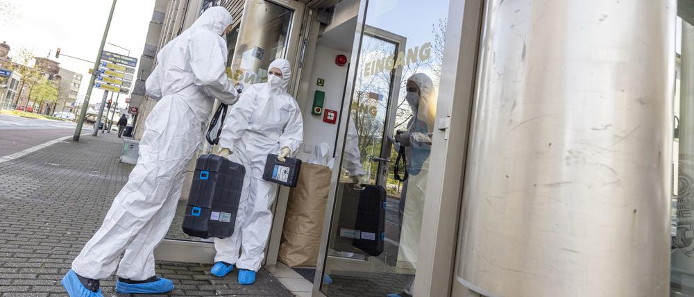 Beamte der Spurensicherung vor dem Duisburger Fitnessstudio, in dem eine der Messerattacken stattfand.