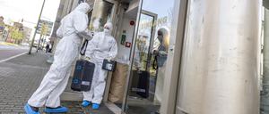 Beamte der Spurensicherung vor dem Duisburger Fitnessstudio, in dem eine der Messerattacken stattfand. 