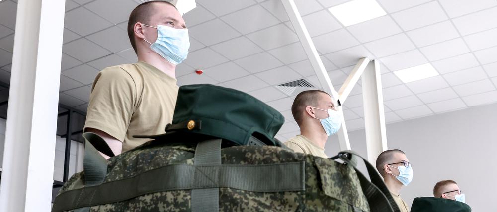 Rekruten bekommen Uniformen in einer russischen Rekrutierungsstation.
