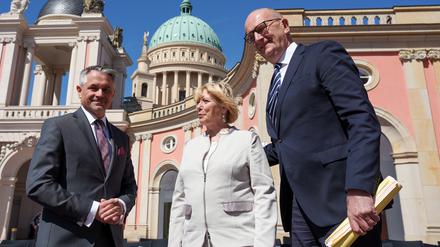 Polens Botschafter Dariusz Pawlos gemeinsam mit Landtagspräsidentin Ulrike Liedtke und Minsterpräsident Dietmar Woidke (beide SPD)