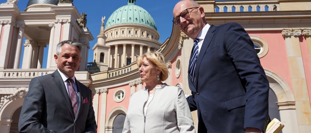 Polens Botschafter Dariusz Pawlos gemeinsam mit Landtagspräsidentin Ulrike Liedtke und Minsterpräsident Dietmar Woidke (beide SPD)