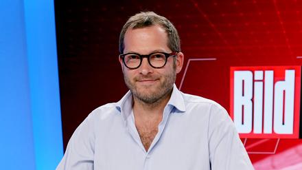 Julian Reichelt, damals Chefredakteur der «Bild», steht im Studio des TV-Senders «Bild».
