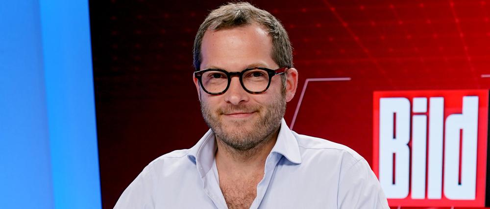 Julian Reichelt, damals Chefredakteur der «Bild», steht im Studio des TV-Senders «Bild».