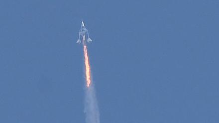 In diesem Foto vom 11. Juli 2021 trennen sich das Virgin Galactic SpaceShipTwo-Raumflugzeug Unity und das Mutterschiff auf dem Weg in den Kosmos über dem Spaceport America. Das Weltraumtourismusunternehmen Virgin Galactic kündigte am 8. Mai 2023 die Wiederaufnahme von Flügen mit einer Mission in diesem Monat, der ersten seit fast zwei Jahren, und den Start kommerzieller Flüge im Juni an. 