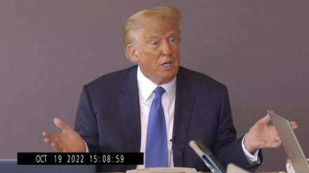 In diesem Bild, das aus einem von Kaplan Hecker & Fink veröffentlichten Video stammt, beantwortet Donald Trump, ehemaliger US-Präsident, Fragen während seiner Aussage am 19. Oktober 2022 im Rahmen seines Prozesses gegen die Schriftstellerin E. Jean Carroll. 