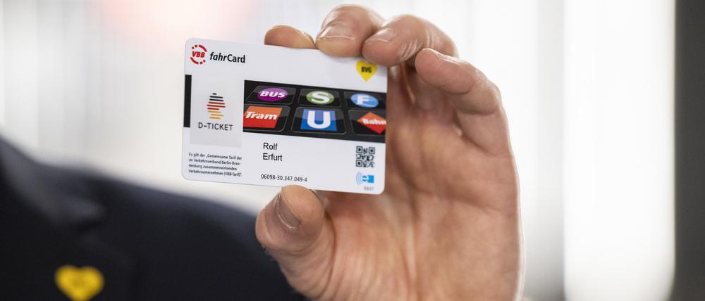 Rolf Erfurt, Vorstand Betrieb der Berliner Verkehrsbetriebe BVG, hält ein Deutschlandticket in der Hand (Symbolbild).