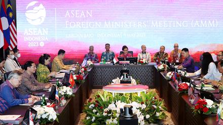 Die indonesische Außenministerin Retno Marsudi (Mitte) tagt mit Außenministern des Verbands Südostasiatischer Nationen (Asean).