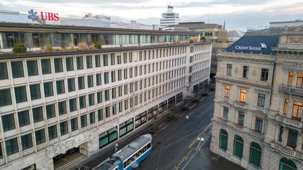 Die Gebäude der Schweizer Banken UBS und Credit Suisse in Zürich.