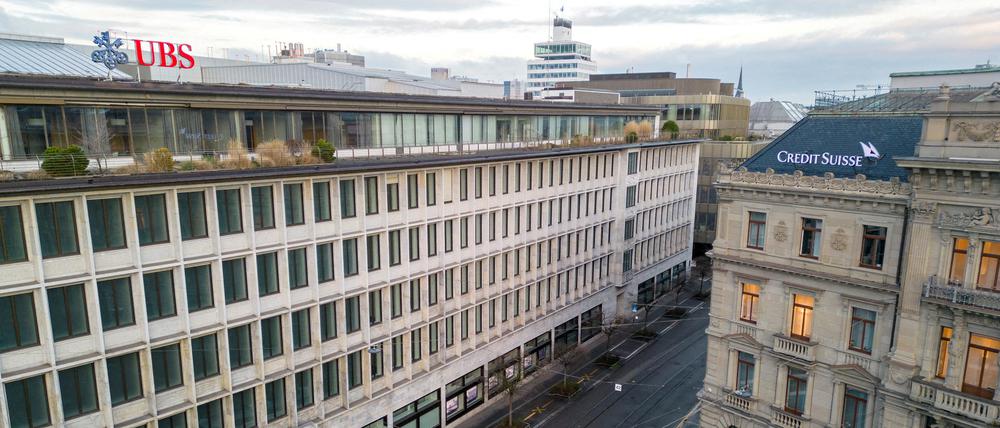 Die Gebäude der Schweizer Banken UBS und Credit Suisse in Zürich.
