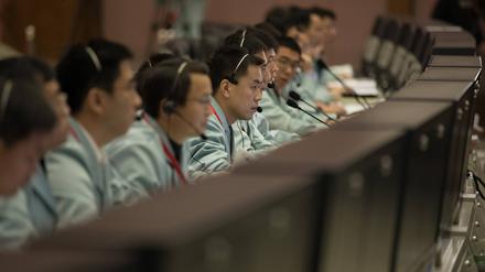 Techniker arbeiten im Pekinger Raumfahrtkontrollzentrum (BACC) in Peking. Aufnahme von 2019. 