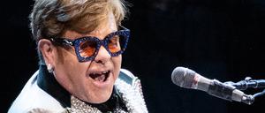 dpatopbilder - 27.04.2023, Bayern, München: Der Sänger und Pianist Elton John sitzt in der Olympiahalle bei einem Konzert im Rahmen seiner "Farewell Yellow Brick Road Tour 2023" auf der Bühne. (RECROP) Foto: Sven Hoppe/dpa - ACHTUNG: Nur zur redaktionellen Verwendung und nur mit vollständiger Nennung des vorstehenden Credits +++ dpa-Bildfunk +++