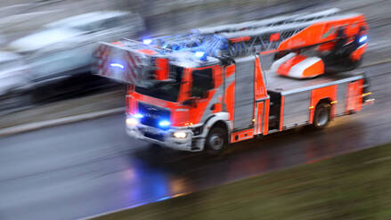 Leiterwagen der Berliner Feuerwehr auf Einsatzfahrt. (Symbolbild)