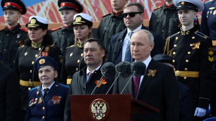 Teilnehmer, darunter der russische Präsident Wladimir Putin, nehmen an einer Militärparade am Tag des Sieges, dem 78. Jahrestag des Sieges über Nazi-Deutschland im Zweiten Weltkrieg, auf dem Roten Platz im Zentrum von Moskau am 9. Mai 2023 teil.