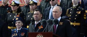 Teilnehmer, darunter der russische Präsident Wladimir Putin, nehmen an einer Militärparade am Tag des Sieges, dem 78. Jahrestag des Sieges über Nazi-Deutschland im Zweiten Weltkrieg, auf dem Roten Platz im Zentrum von Moskau am 9. Mai 2023 teil.