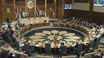 Auf diesem vom ägyptischen Außenministerium veröffentlichten Foto versammeln sich Delegierte und Außenminister der Mitgliedsstaaten am Sitz der Arabischen Liga. 