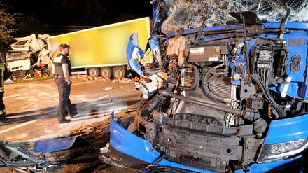 Ein Lastwagen ist nach einem Unfall auf der A27 beschädigt. 
