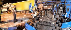Ein Lastwagen ist nach einem Unfall auf der A27 beschädigt. 