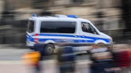 Ein Polizeiauto im Einsatz. (Symbolbild)