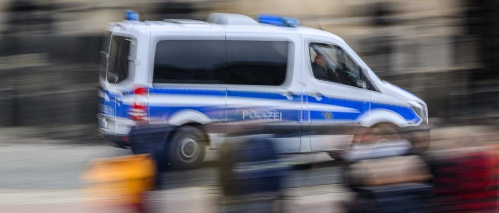 Ein Polizeiauto im Einsatz. (Symbolbild)