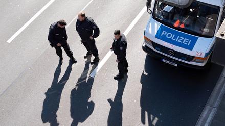 Polizisten auf der A100 in Berlin.