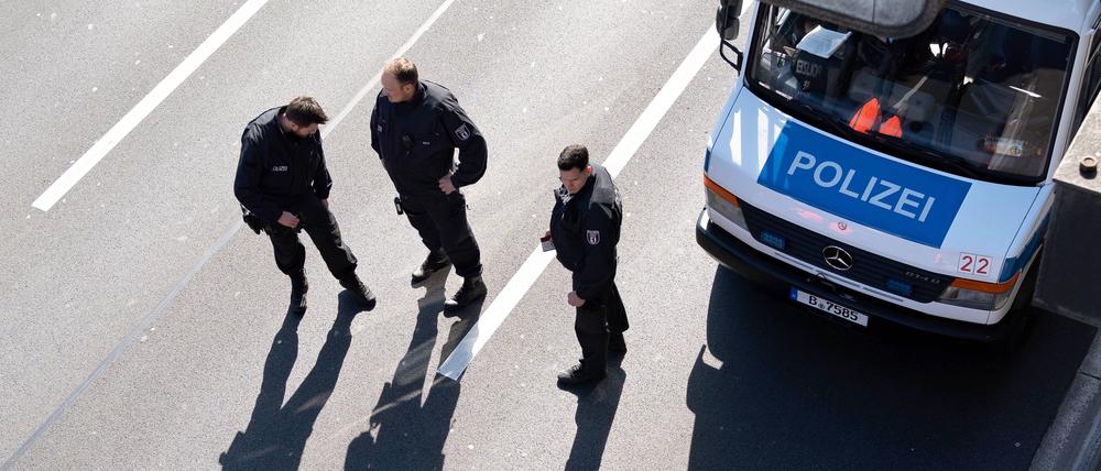 Polizisten auf der A100 in Berlin.