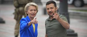 Wolodymyr Selenskyj (r), Präsident der Ukraine, und Ursula von der Leyen, Präsidentin der Europäischen Kommission, unterhalten sich während ihres Treffens. 