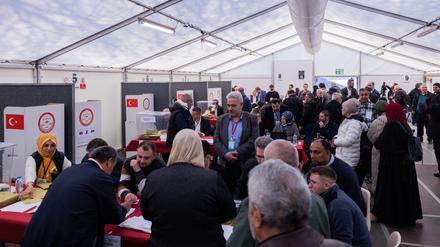Wählerinnen und Wähler geben im Türkischen Generalkonsulat ihre Stimme für die Parlaments- und Präsidentenwahl ab. 