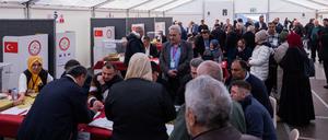 Wählerinnen und Wähler geben im Türkischen Generalkonsulat ihre Stimme für die Parlaments- und Präsidentenwahl ab.