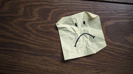 Ein aufgemaltes Gesicht drückt schlechte Laune aus.