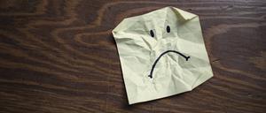 Ein aufgemaltes Gesicht drückt schlechte Laune aus.