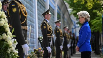 EU-Kommissionschefin Ursula von der Leyen reiste am Dienstag zum fünften Mal in die Ukraine und besuchte auch die „Mauer der Erinnerung“ mit Bildern von im Widerstand gegen Russland gefallener Soldaten. 
