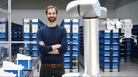 Rebuy-Geschäftsführer Philipp Gattner im Logistikentrum Falkensee.