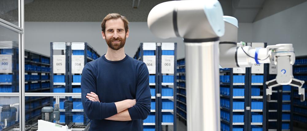 Rebuy-Geschäftsführer Philipp Gattner im Logistikentrum Falkensee.