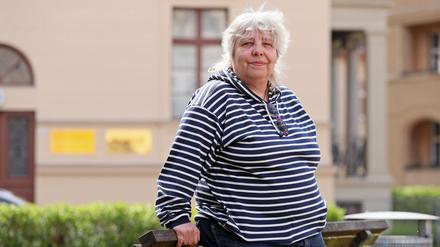 Angelika Budnick ist seit 1992 Invalidenrentnerin. Um sich für die Familie Weihnachtsgeschenke leisten zu können, geht sie Flaschen sammeln.