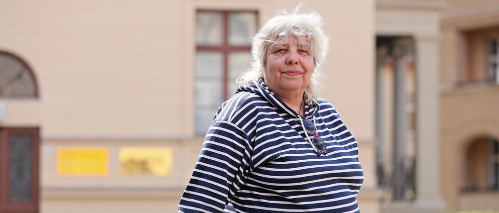 Angelika Budnick ist seit 1992 Invalidenrentnerin. Um sich für die Familie Weihnachtsgeschenke leisten zu können, geht sie Flaschen sammeln.