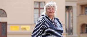 Angelika Budnick ist seit 1992 Invalidenrentnerin. Um sich für die Familie Weihnachtsgeschenke leisten zu können, geht sie Flaschen sammeln.