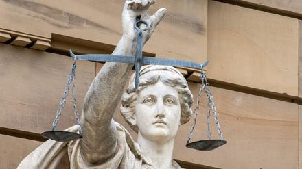 Vor dem Gebäude des Amt- und Landgerichts steht eine Statue der Göttin Justitia. 