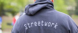 Streetworker, auf einem Bolzplatz,