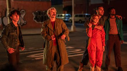 Nicht nur Charlie (Wyatt Oleff, links) ist vom Flammenschein fasziniert. 