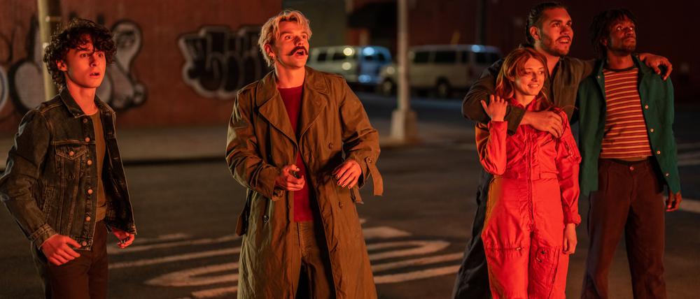 Nicht nur Charlie (Wyatt Oleff, links) ist vom Flammenschein fasziniert. 