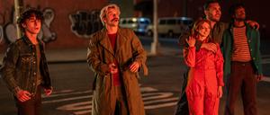 Nicht nur Charlie (Wyatt Oleff, links) ist vom Flammenschein fasziniert. 